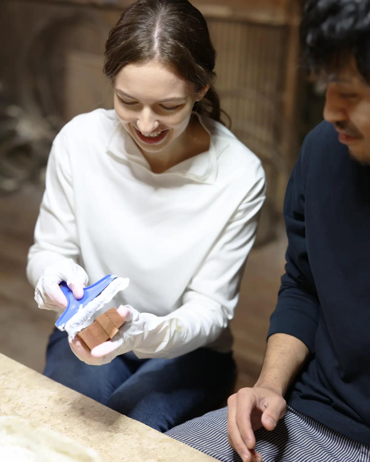 糊をつけるダリアさん
