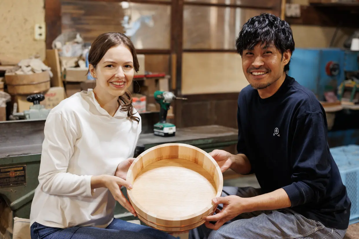 出来上がりの桶とダリアさん